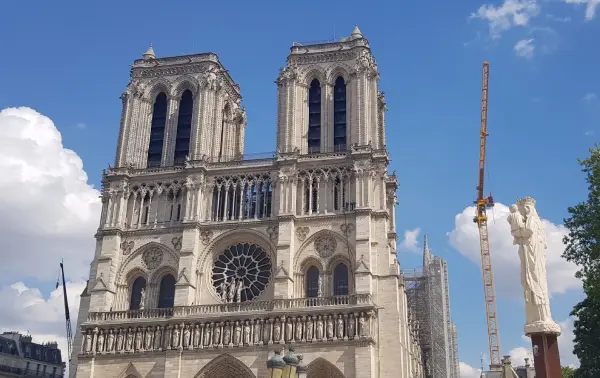 La Vierge devant Notre-Dame
