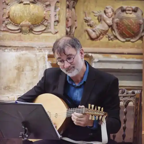 Christian Ploix luth Christian Ploix joue du luth