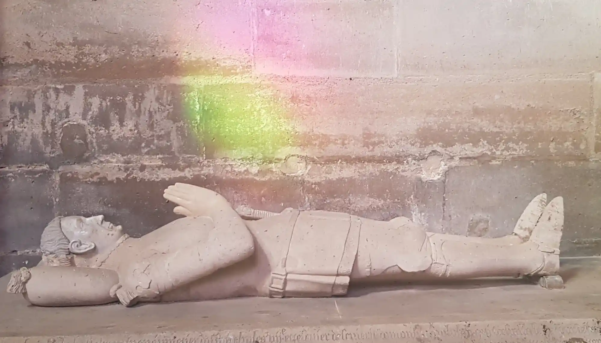 Gisant StDenis arc en ciel Gisant médiéval en armure mains jointes en prière