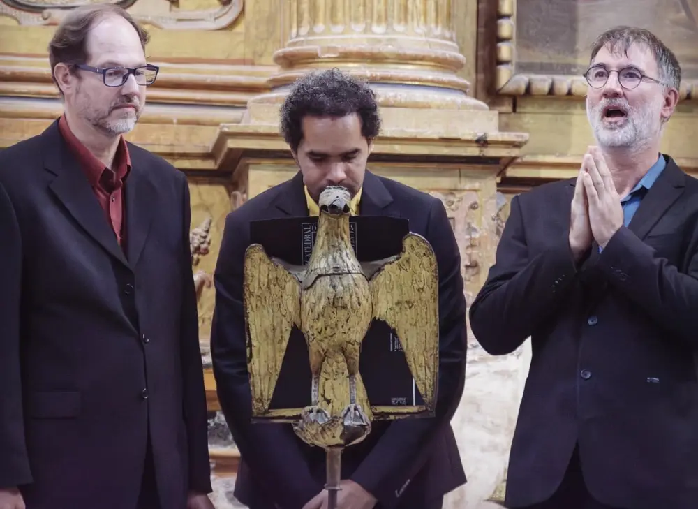 Les chantres avec un aigle en or