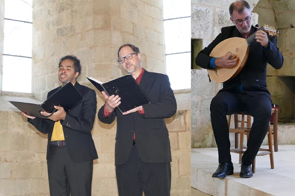Concert musique médiévale dans église près d'un vitrail